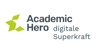 Quelle: Academic Hero Logo der Firma Academic Hero: links steht eine geometrische grüne Form, die einen Pfeil nach oben erahnen lässt. Daneben steht der Text Academic Hero. Digitale Superkraft